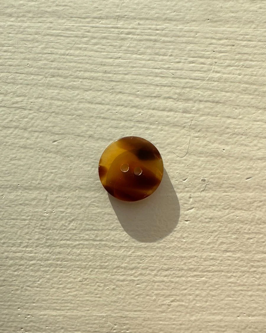 Knapper af galalit med 2 huller Ø20 mm - Mørkebrun - 8 stk. - Image 4