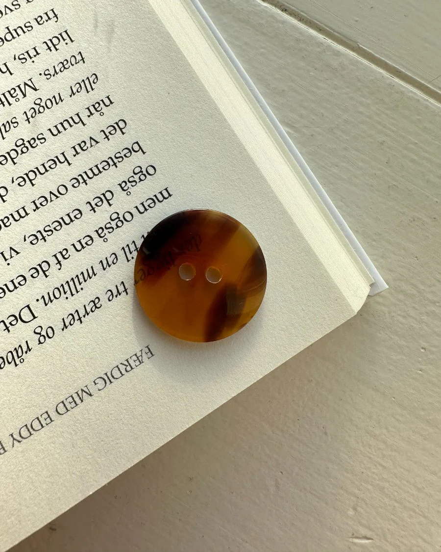 Knapper af galalit med 2 huller Ø25 mm - Mørkebrun - 4 stk. - Image 3