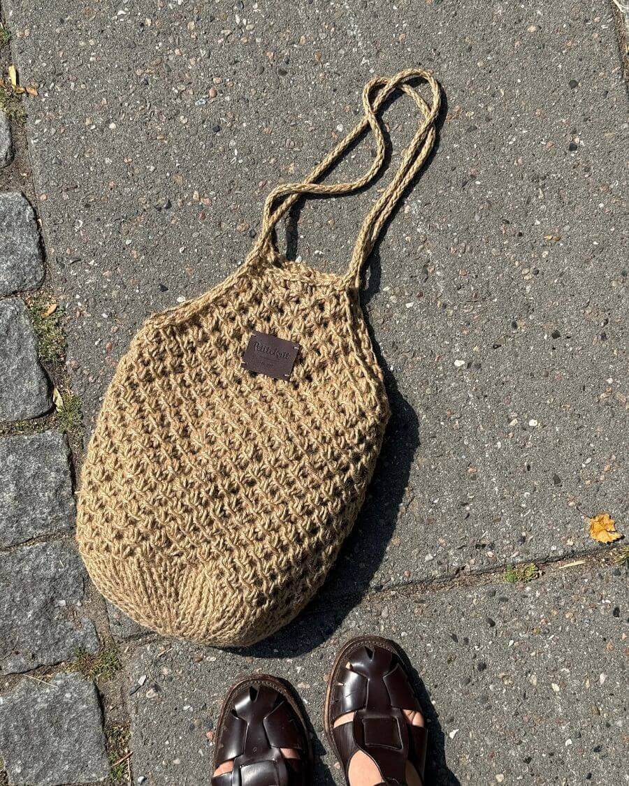 "PetiteKnit. Est. 2016"-læderlabel - Mørkebrun - Image 4