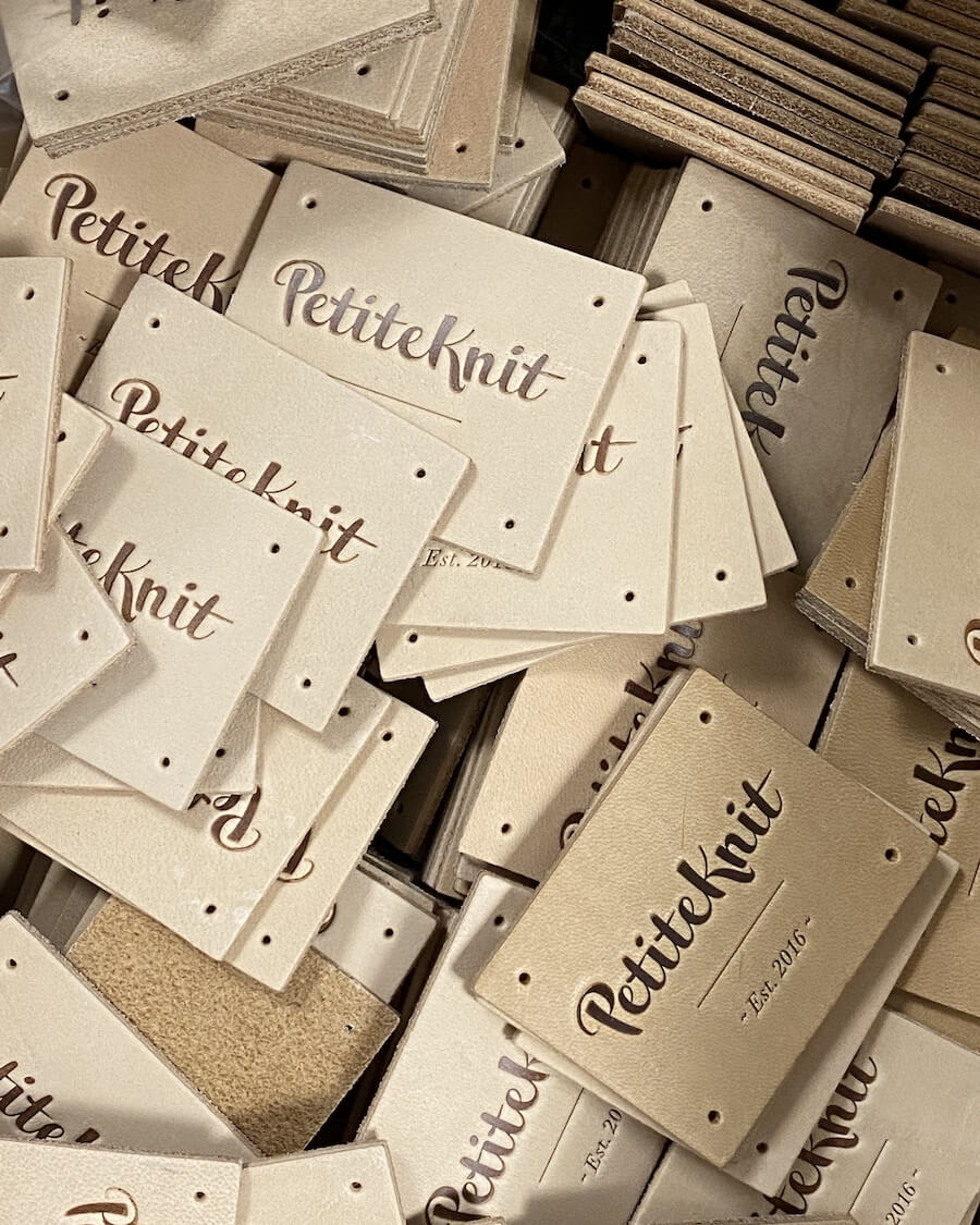 "PetiteKnit. Est. 2016"-læderlabel - Natur - Image 3