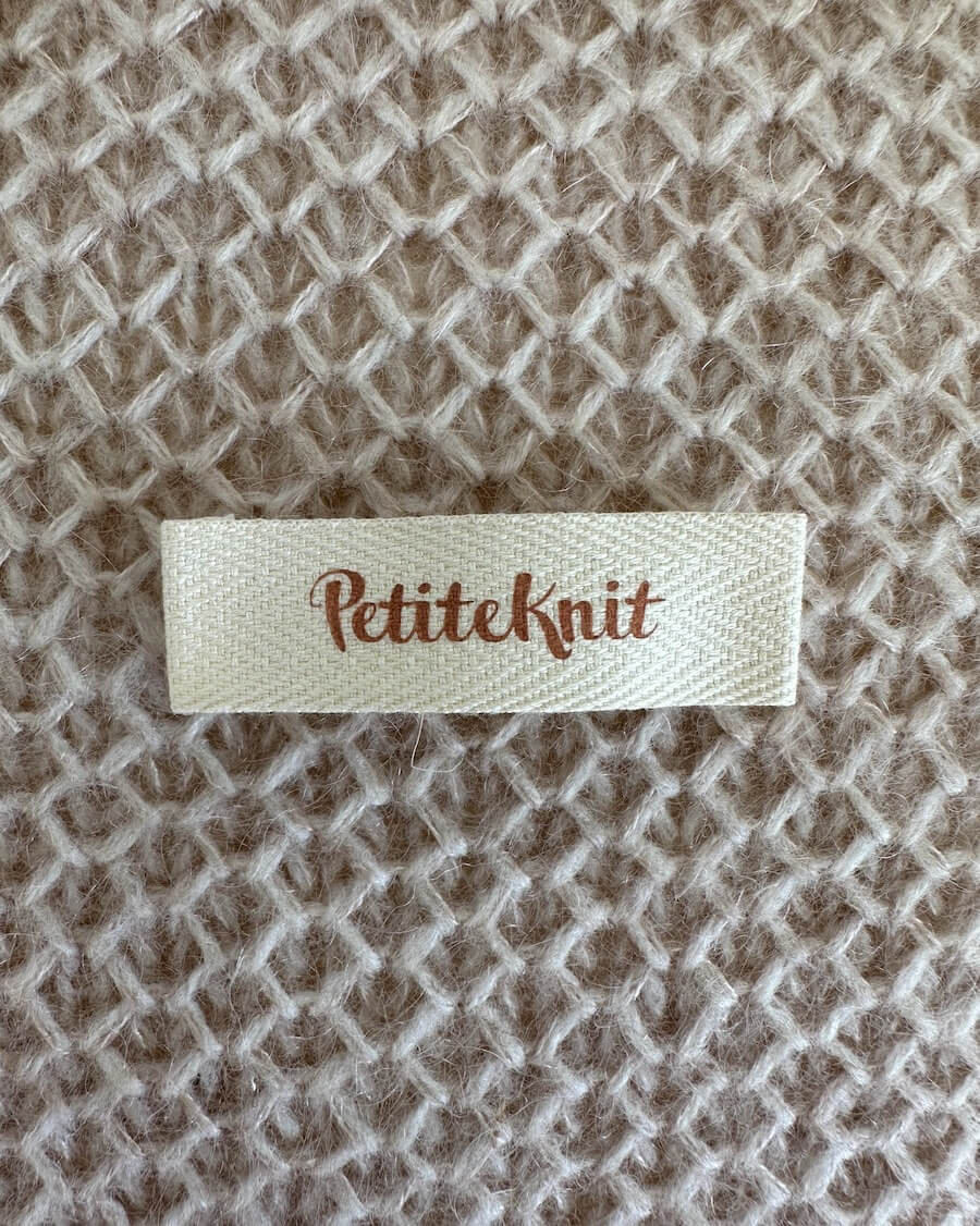 "PetiteKnit"-label 5 stk. - Biscuit