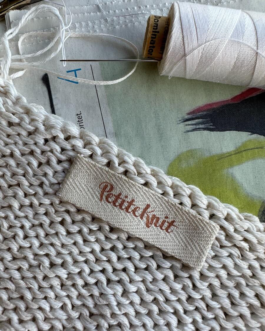 "PetiteKnit"-label 5 stk. - Biscuit - Image 4