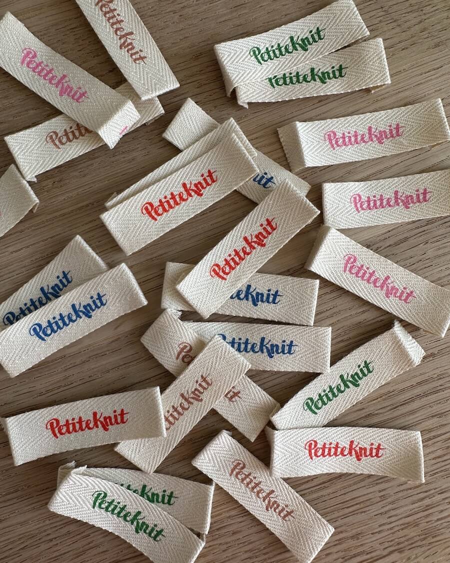 "PetiteKnit"-label 5 stk. - Farvemix - Image 2